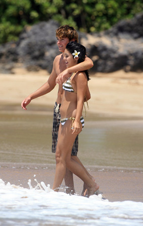 http://img.xelebrities.com/wp-content/uploads/2009/03/zac-efron-vanessa-hudgens-playa.jpg